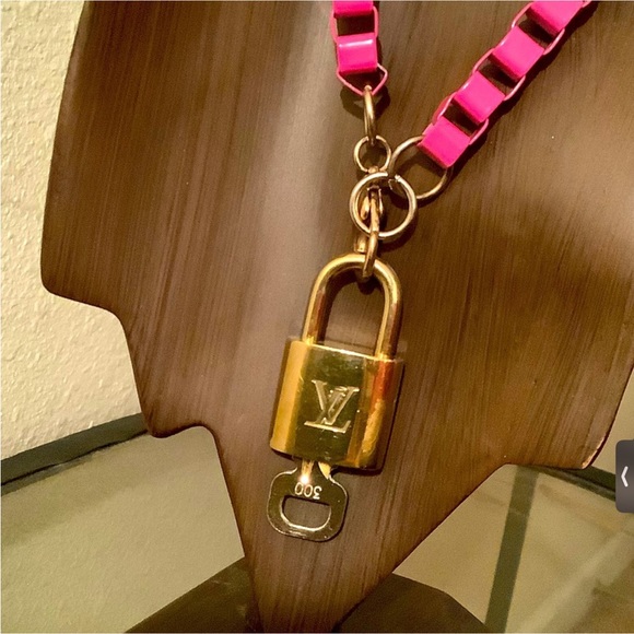 Authentic #300 Lock & Key + 20” Box Link Chain 💕💕 - Picture 2 of 4